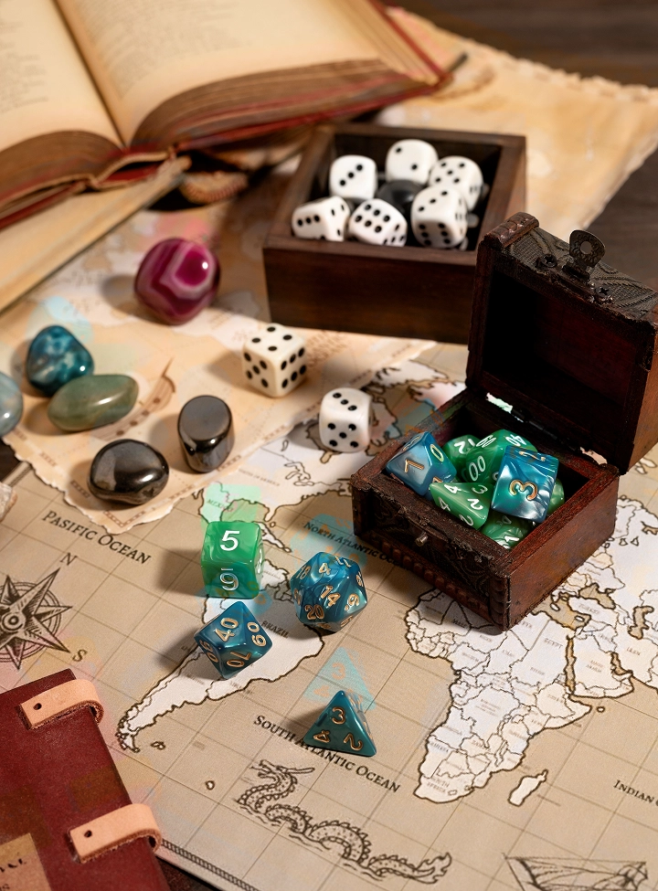 Dados e objetos de tabuleiro em um mapa com estilo aventureiro