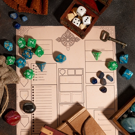 Acessórios de jogos de tabuleiro de fantasia com dados e cartas na mesa